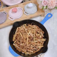 可能是‎義大利麵和‎顯示的文字是「 ‎STAUR STAUB סישאהי יששי CO S STAUB AUB 6 TAUD UD enVes የች STAVE‎ 」‎‎ 的圖像