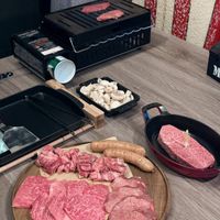 可能是肉排、起司火鍋和文字的圖像