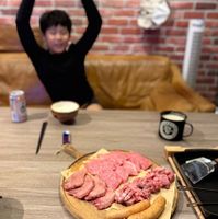 可能是 1 人、火鍋和文字的圖像