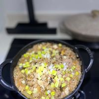 可能是牧羊人派、粥和燉小牛膝的圖像