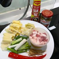 可能是顯示的文字是「 Maggi NƯỢCTƯƠNG NƯỚC TƯƠNG ĐẬU ĐAUNANH NÀNH ĐÂM ĐẶC 」的圖像