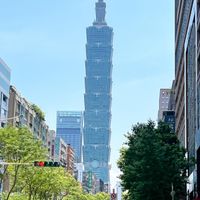 可能是 1 人和摩天大樓的圖像