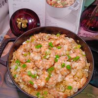 可能是炒飯、西班牙大鍋飯和文字的圖像