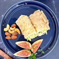 可能是豆腐、無花果、墨西哥捲餅和法式長棍麵包的圖像