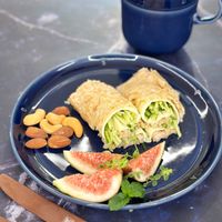 可能是墨西哥捲餅、無花果和豆腐的圖像
