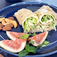 可能是壽司、豆腐、無花果和墨西哥捲餅的圖像