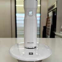可能是研磨機、咖啡機、打火機和文字的圖像