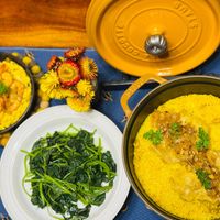 可能是北非小米飯、西班牙大鍋飯和燉小牛膝的圖像