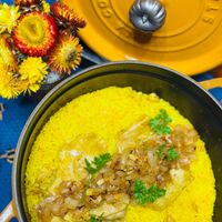 可能是印度香料飯、北非小米飯和燉小牛膝的圖像