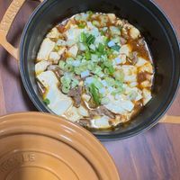 可能是豆腐、粥、火鍋、拉麵和顯示的文字是「 EAи!! 4-2 4-2麻婆豆腐 0 Us 5 ๑องย 」的圖像