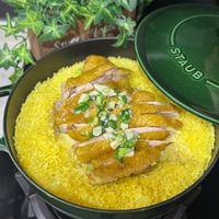 可能是燉小牛膝、印度香料飯、北非小米飯和文字的圖像