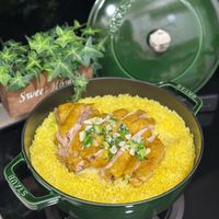 可能是燉小牛膝、北非小米飯和文字的圖像