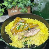 可能是北非小米飯、印度香料飯、西班牙大鍋飯、燉小牛膝和文字的圖像