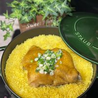 可能是北非小米飯、燉小牛膝、印度香料飯和顯示的文字是「 Sweet STAUB FAnSRAng 」的圖像