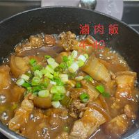 可能是豆腐和顯示的文字是「滷肉飯 滷 肉」的圖像