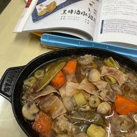 可能是燉小牛膝、香菇和文字的圖像