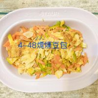 可能是豆腐、煙燻鮭魚和文字的圖像