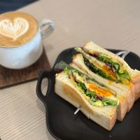 可能是咖啡、總匯三明治、咖啡杯和水波蛋的圖像