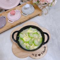 可能是‎豆腐和‎顯示的文字是「 ‎STAY 4U TAU U ١ אשבת Ug S ٣ STAUB BEAE'S stawh 以系 Stant‎ 」‎‎ 的圖像