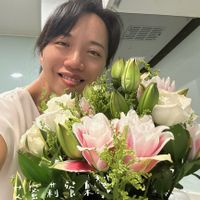 可能是 1 人、白百合、牡丹、洋桔梗、滿天星和文字的圖像