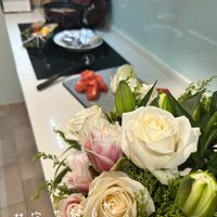 可能是白百合、洋桔梗和滿天星的圖像