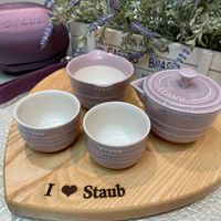 可能是咖啡杯和顯示的文字是「 STAUE CAD BRASN STAUP STAUD UP STA CTAUD STAUD I Staub 」的圖像