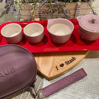 可能是顯示的文字是「 .". CAFE!! BRASIL สเบภ an STAUD STAUB Staub STAUB 」的圖像
