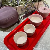 可能是泡茶器和顯示的文字是「 HAUT 参茶 STAUD STAUD CTALUB SAUB 」的圖像