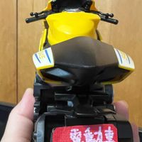 可能是速克達、玩具和文字的圖像