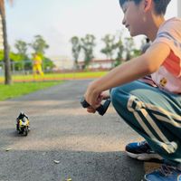 可能是 2 個人、小孩、玩具、速克達和滑板的圖像