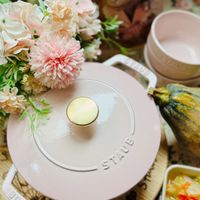 可能是顯示的文字是「 STAUB SAVAS 8กบร S 粉紅雪酪18和食鍋」的圖像
