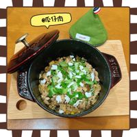 可能是西班牙大鍋飯、炒飯、豆腐和文字的圖像