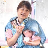 可能是 1 人、微笑和冰淇淋的圖像
