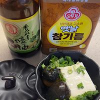 可能是豆腐、拉麵、火鍋和顯示的文字是「 SARORP 사용방법 세계일류상품 D 오뚜기 신선하고 고소한 옛남 참기름 OTTOGI SESAME OIL 900 (7.380 73 -OTTOGISESAMEOIL- 0 call 」的圖像