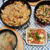 可能是西班牙大鍋飯、炒飯、豆腐和拉麵的圖像