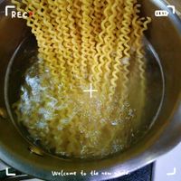 可能是義大利麵、拉麵和文字的圖像