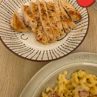 可能是義大利麵和顯示的文字是「 c STAUB 」的圖像