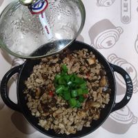 可能是豆腐、北非小米飯、炒飯和文字的圖像