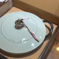 可能是‎唱片機和‎顯示的文字是「 ‎جa STAUBE‎ 」‎‎ 的圖像
