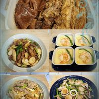 可能是炒麵、肉排和炒飯的圖像