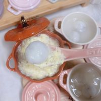 可能是甜點、粥、水波蛋、蛋黃和文字的圖像