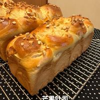 可能是法式長棍麵包、巴布卡麵包和顯示的文字是「 - • - - ● • • 芒果吐司」的圖像