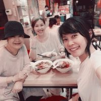 可能是 4 個人和火鍋的圖像