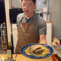 可能是 1 人、漢堡和燉小牛膝的圖像
