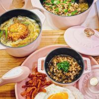 可能是炒飯、水波蛋、粥、拉麵、蛋黃、麵和文字的圖像