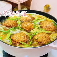 可能是火鍋和顯示的文字是「 STAUY 白菜獅予頭」的圖像