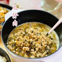 可能是粥、豆腐、火鍋和顯示的文字是「瓜 仔 仔 第 肉」的圖像
