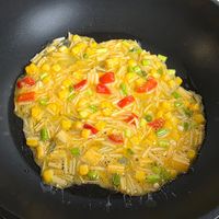可能是歐姆蛋和豆煮玉米的圖像