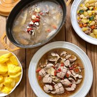 可能是火鍋、豆腐和顯示的文字是「 SYAUB SIAUT द BOYLS STAUB STA SIAUB JB SA 」的圖像