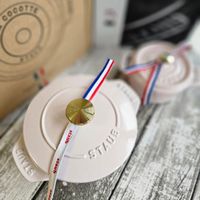 可能是咖啡機和顯示的文字是「 COCOTTE Suess הודת STAUB 」 的圖像